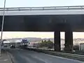 Une rame TER Briançon - Marseille (B 81500) passe sous l'autoroute A8 à Aix-en-Provence