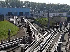 Vue d'une partie des voies et d'un bâtiment constituant le garage-atelier de Villeneuve-d'Ascq.