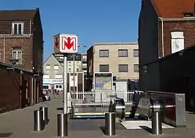 Une des deux entrées de la station.