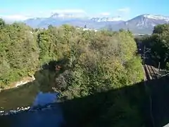 La ligne longeant le Fier à l'entrée d'Annecy.