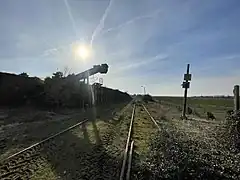 L'installation de chargement de sable, vue en direction de Malesherbes depuis le PN11.