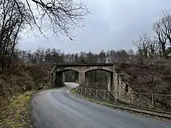 Le pont-rail enjambant la Juine et la voie communale C2, non loin de Saclas.