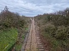 Vue depuis le pont de la D921 à Pithiviers, des lignes d'Etampes à Beaune-la-Rolande (à gauche) et des Aubrais - Orléans à Malesherbes (à droite).