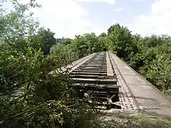 Pont de l'ancienne ligne sur la Somme canalisée.