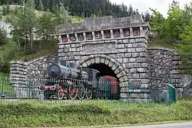 Ancienne entrée française du tunnel avec locomotive commémorative (Gr. 640).