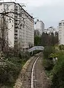 La passerelle de la Mare vue de la rue de Ménilmontant.