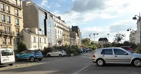 Parc de stationnement. Vue vers la gare au fond.