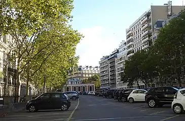 Parking de surface boulevard Flandrin. Vue vers la gare de l'avenue Henri-Martin.