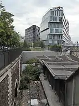 La rue Severiano-de-Heredia est derrière le mur coupant la voie dans la gare de Pont-Cardinet.