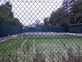 Tennis sur la couverture de la gare de Pereire - Levallois. Au fond le bâtiment de la gare.