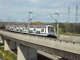 Un MI 2N en route vers Paris sur le viaduc.