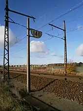 Le panneau de limitation de vitesse 140 km/h, à Gazeran.