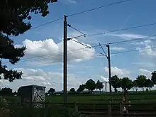 Les caténaires 25 kV 50 Hz, à Méré.