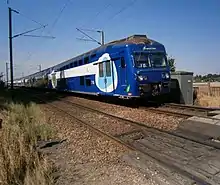 Une rame VB 2N passant près du passage à niveau n° 24, de la ligne de Saint-Cyr à Surdon, à Richebourg.