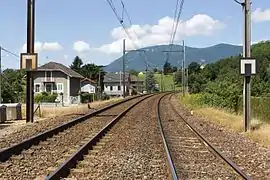 La ligne de la Maurienne vue depuis le passage-à-niveau de Chamousset en direction du tunnel de Chamousset et de Saint-Pierre-d'Albigny.