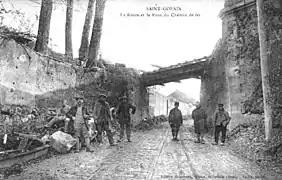 La route et le pont du chemin de fer en 1918.