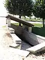 Vue de l'intérieur du lavoir couvert.