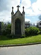 Chapelle au centre du village, en bordure de rue.