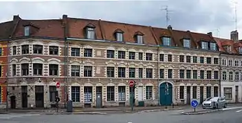 Maisons du Rang des Arbalétriers - 12 Place aux Bleuets, classé Monument Historique (PA00107717).