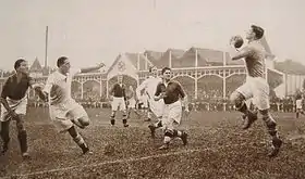Action en faveur de l'Olympique de Marseille devant le but lillois. Le gardien Robert Défossé capte la balle.