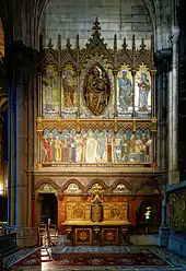 Photographie en couleurs de l'autel vu de face et de la mosaïque murale de la chapelle.