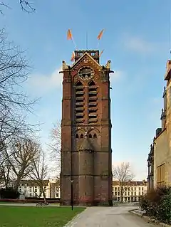 Photographie en couleurs de la face est du campanile de brique rouge.