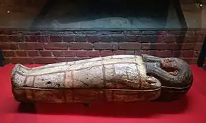 Sarcophage d'enfant avec ses cartonnages et ses linceuls, nouvel empire, XVIIIe dynastie.