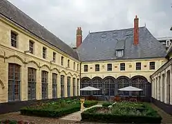 Cour intérieure.