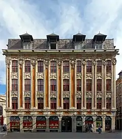 Lille, immeubles bourgeois de style franco-lillois du XVIIe siècle: structure en craie locale sculptée et remplissage en brique, le tout sur une base d'arcades en grès, (peintures non d'origine).