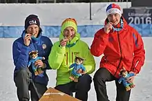 Photographie de trois coureurs de combiné nordique présentant leur médaille olympique.