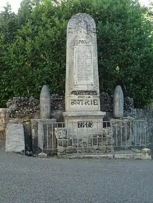 Le monument porte les mentions "Pax" (paix) et Patrie. Un casque Adrian est sculpté en bas-relief, l’obélisque est encadré de deux obus de gros calibre.