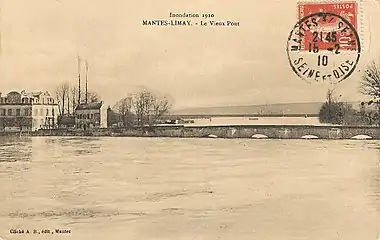 Le vieux pont lors de la crue de la Seine.en janvier 1910.
