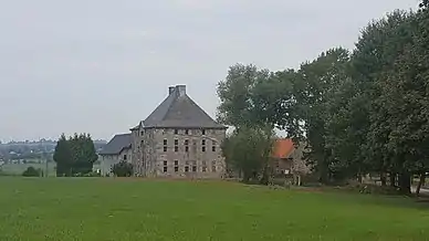 Volume extérieur (façades, pignons et toiture à 4 pans) de l'ancienne bâtisse du château de Villers (M) et établissement d'une zone de protection (ZP)