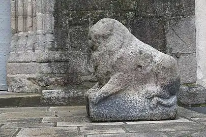 Un des deux lions