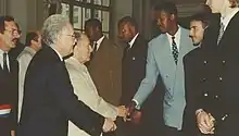 Willie Redden félicité par François Mitterrand suite au titre européen du Limoges CSP.