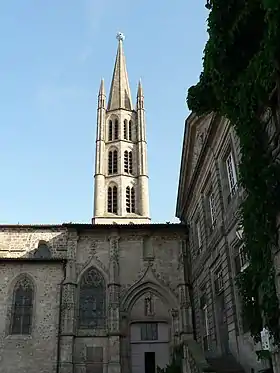 L'église Saint-Michel-des-Lions et sa curieuse flèche sphérique