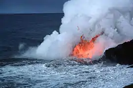 Petite explosion provoquée par l'entrée de la lave dans l'océan.