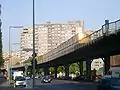 Le viaduc du métro aérien et les logements sociaux en arrière-plan (en 2006)