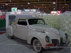 Photo d'une voiture blanche des années 1940.