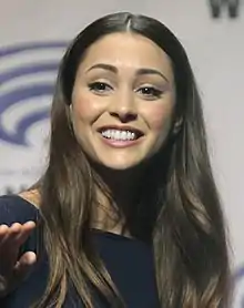 Lindsey Morgan interprète Raven.