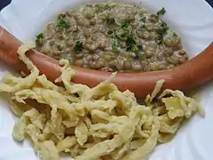 Lentilles, spätzle et Seitenwürstchen.