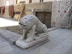 Statue d'un lion dans l'enceinte de la citadelle Ark.