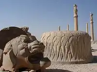 Fragment de lion et base de colonne à Persépolis