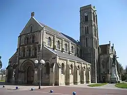 La façade de l'église.