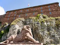 photographie montrant le Lion de Belfort au premier plan et la citadelle au second.