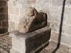 Lion de granit devant l'église.