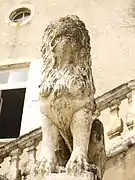 Lion de l'escalier à double révolution du château de Genas.