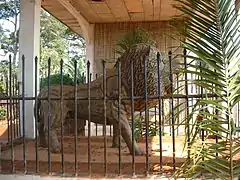 Statut du lion à l'entrée symbolisant la force mentale de la chefferie BANA