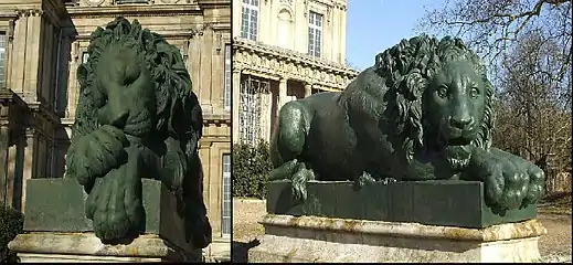 Lions au pied des marches du château.