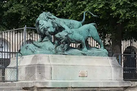 Auguste Cain, Lion et lionne se disputant un sanglier (1855, bronze de 1882), Paris, jardin des Tuileries.